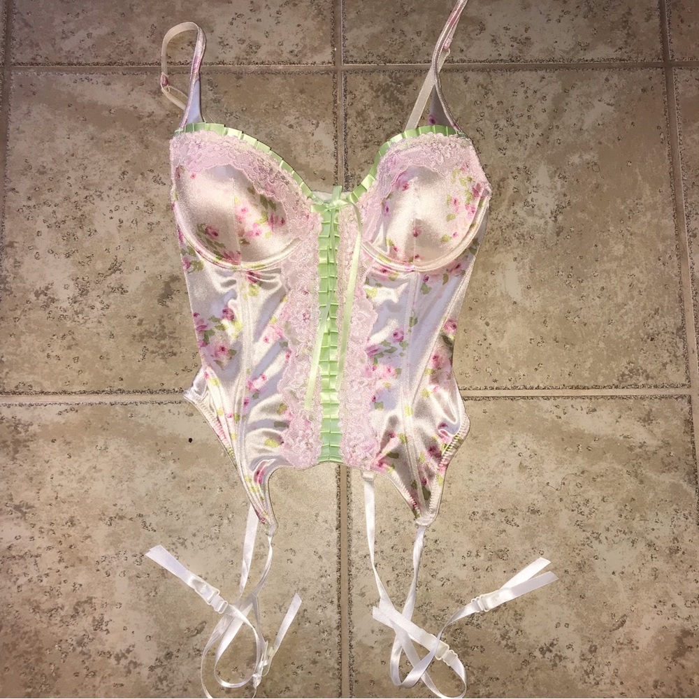 Floral corset with boning and lace details, best for c-cup.